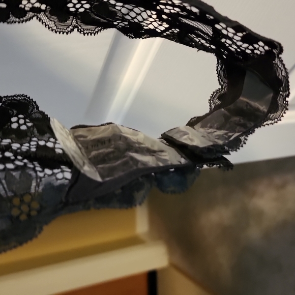 Gorgeous v-neck Intimately's body suit with snaps - Picture 4 of 8